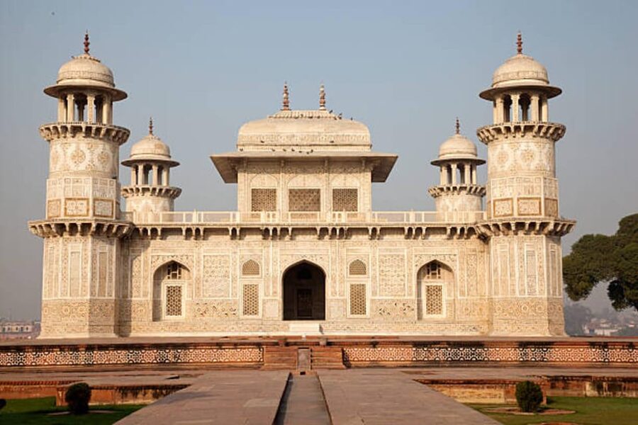 Agra: Agra fort express entry tickets - Languages and communication: English, French, Spanish