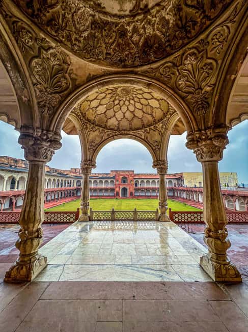 Agra Fort: Guided UNESCO Heritage Walking Tour - Entering Through Amar Singh Gate and Getting Oriented