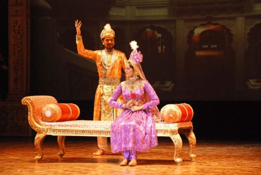 Agra: Mohabbat the Taj show tickets and agra transfers - Languages and headphones: how you’ll follow the story