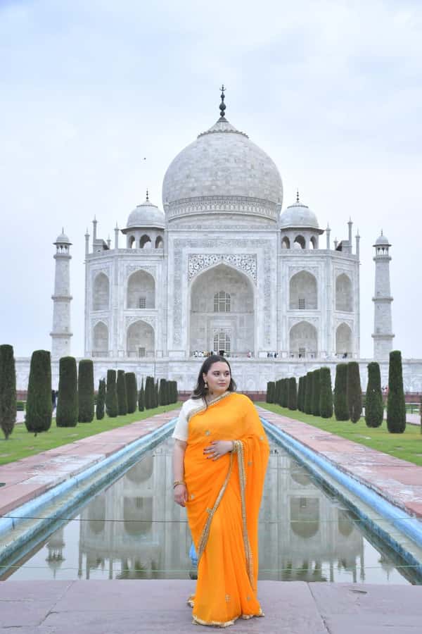 Agra: Premier Tour of Taj Mahal & Agra Fort All Inclusive - Entering the Taj Mahal with express entry and a guide who explains the details