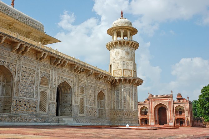 Agra Private City Tour: Customize your own - Gurudwara Guru ka Tal and Jama Masjid: faith sites that add real texture