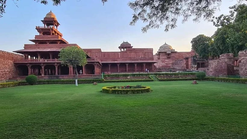 From Agra: Fatehpur Sikri Guided Tour - UNESCO red sandstone city: what to look for as you walk