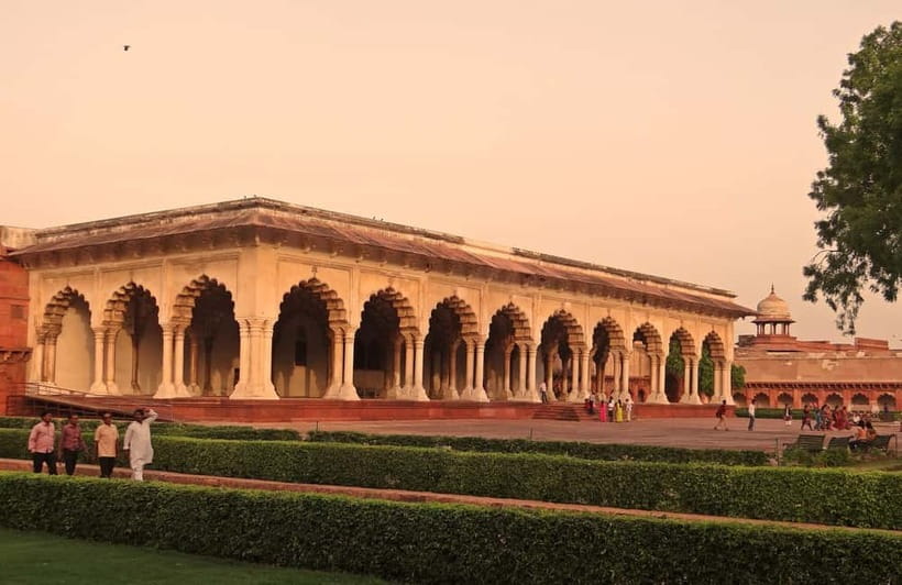 From Delhi: Private Taj Mahal Agra & Fatehpur Sikri Day Tour - Lunch at DoubleTree by Hilton Agra: A Comfortable Midday Reset