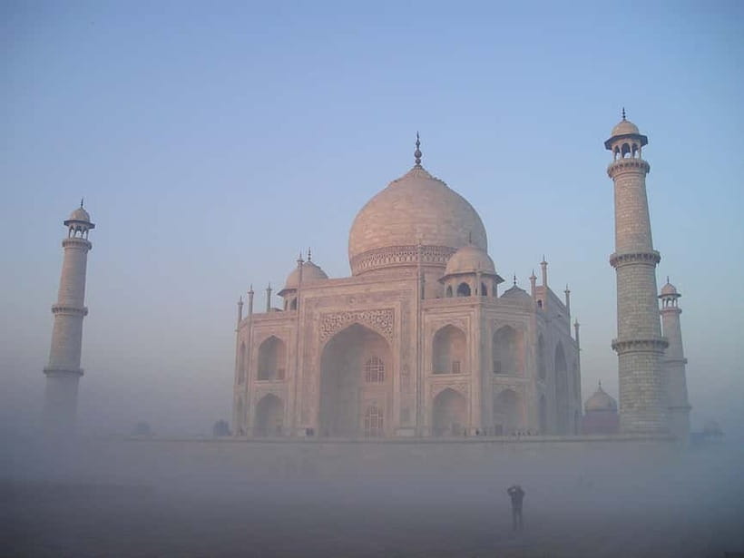 From Delhi: Private Taj Mahal & fatehpur Sikri Day Trip - Agra Fort: big walls, palace details, and an hour that flies
