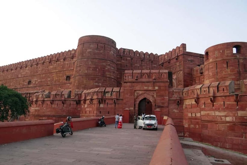 From Delhi: Private Taj Mahal & fatehpur Sikri Day Trip - Photo strategy: how your guide helps you get better shots
