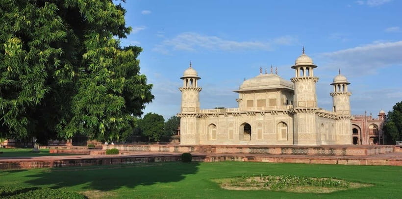 From Delhi: Same Day Priavte Taj Mahal Tour - Lunch break in Agra: plan for the food you choose, not the tour