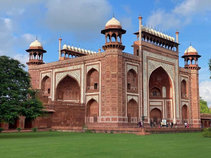 From Delhi: Sunrise Taj Mahal Tour To Agra - Breakfast and the Midday Reset at DoubleTree by Hilton Agra