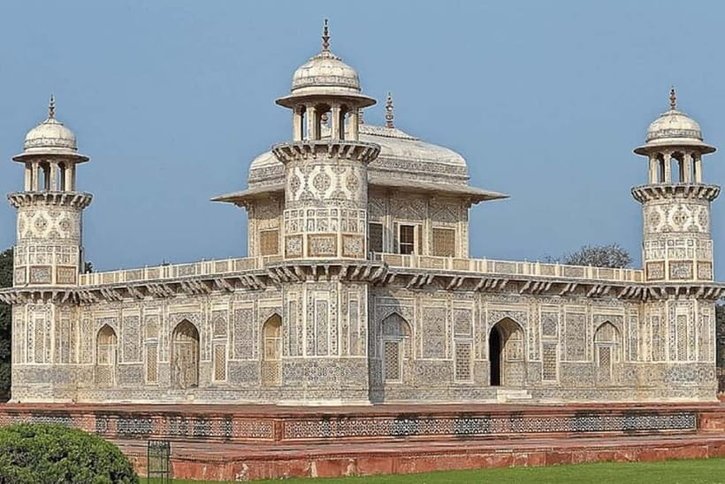 From Delhi: Taj Mahal & Agra With Fatehpur Sikri Day Tour - Lunch at DoubleTree by Hilton Agra: What the 5-Star Buffet Adds