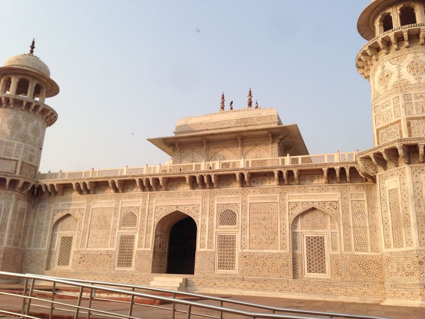 From New Delhi : Tajmahal Tour by Train All Inclusive - The Return Train at 17:50: Dinner on the Rails and an Easy Drop-Off