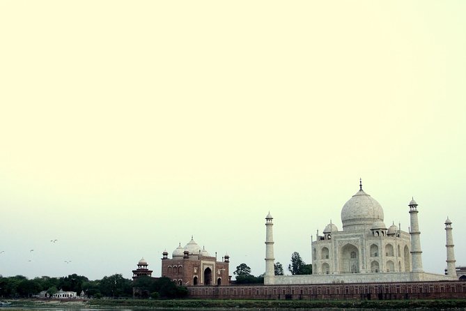 Private Guided Tour of Agra - Stop 1: Taj Mahal with a guide who helps you read it