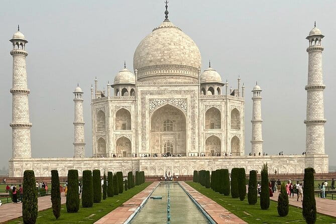 Private Transfer Agra to Delhi - A clean, air-conditioned car with an actually practical size