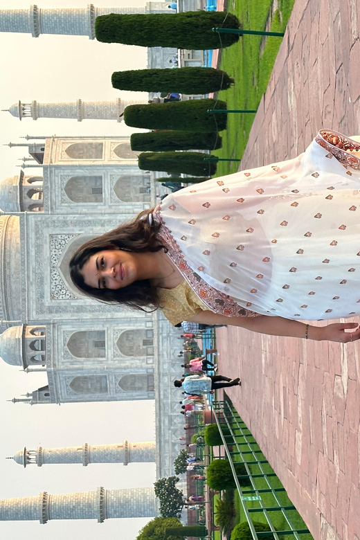 Rent a sari or kurta pajama for Taj Mahal visit & picture - Why renting a sari or kurta pajama makes sense at the Taj Mahal
