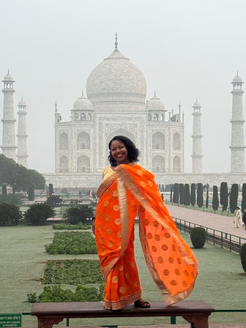 Rent a sari or kurta pajama for Taj Mahal visit & picture - Entering the Taj Mahal faster through a separate entrance