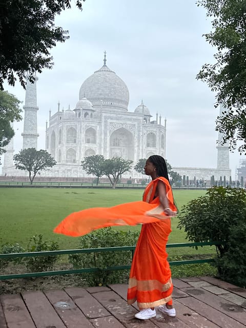 Rent a sari or kurta pajama for Taj Mahal visit & picture - Outfit selection and fit: how to choose colors that photograph well