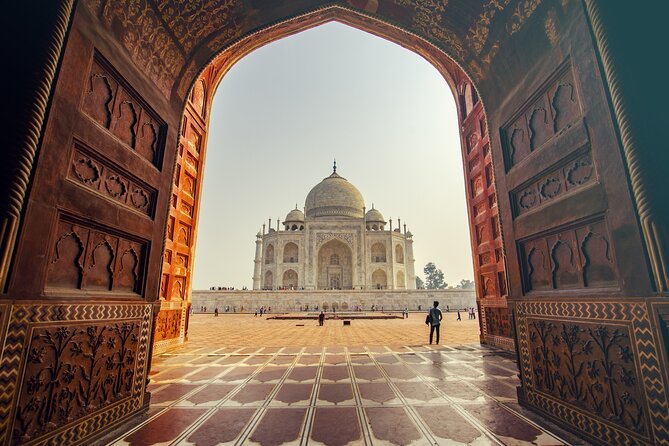 Taj Mahal entry tickets - Skip the line with Licensed Tour Guide - Your guide at the gate: what the “skip the line” actually feels like