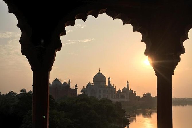 Taj mahal skip the line ticket guide and transport - Sunrise or sunset from a secret spot: how to use the light