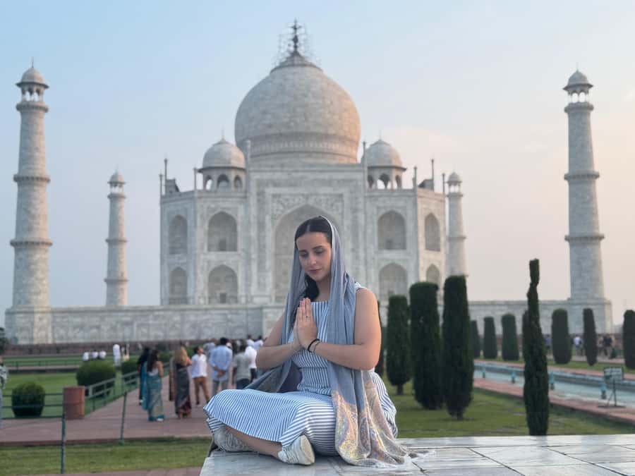 Taj Mahal Tour Fast-Track Entry with Tickets - Languages: Getting Explanations in Your Comfort Zone