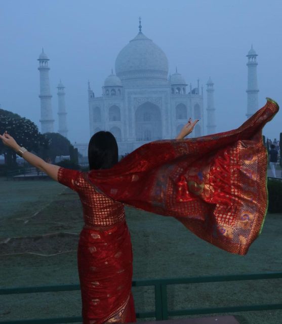 Taj Mahal with Professional Photoshoot - Dressing up at the cloth shop: sari and Maharaja robe option
