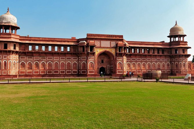 Taj with mausoleum and Agra fort visits : Choose Your Option - Taj Mahal inside and out: what the guided approach changes